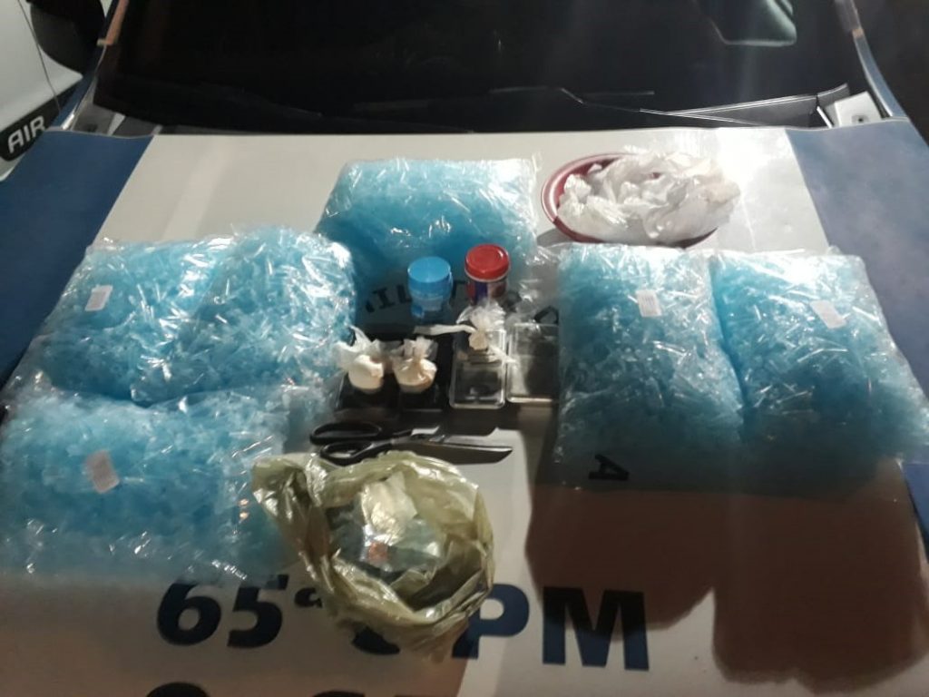 O material foi encontrado com um homem, que tentou fugir da abordagem policial entrando em um imóvel.