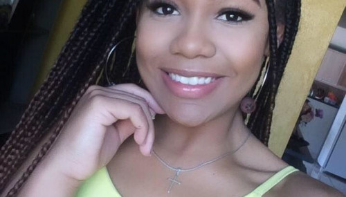 Maria Fernanda Fagundes Sobrinho, de 19 anos, estava passeando com amigos e familiares quando retornou com uma amiga para tirar foto na cachoeira em Cajati, SP, e se afogou.