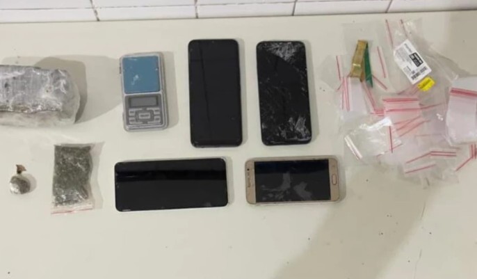 Mulher é presa por tráfico de drogas no bairro 20 de Abril, em Ipirá